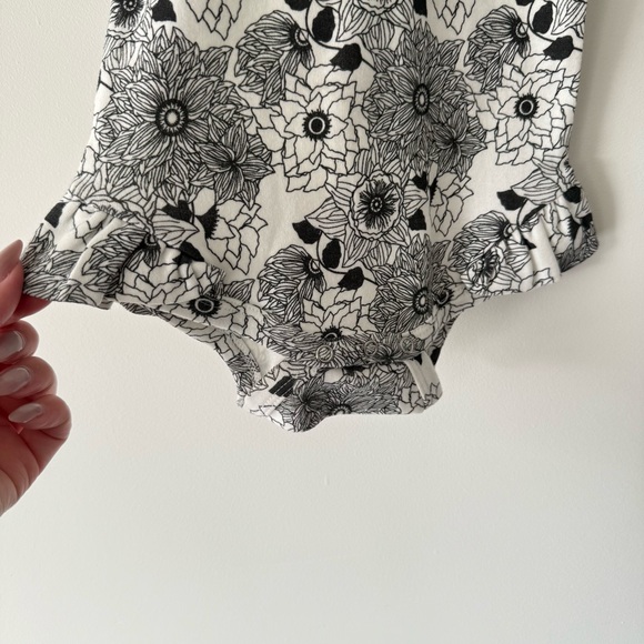 New Kate Quinn Monochrome Floral Ruffle Bodysuit 18-24 months - Picture 3 of 5